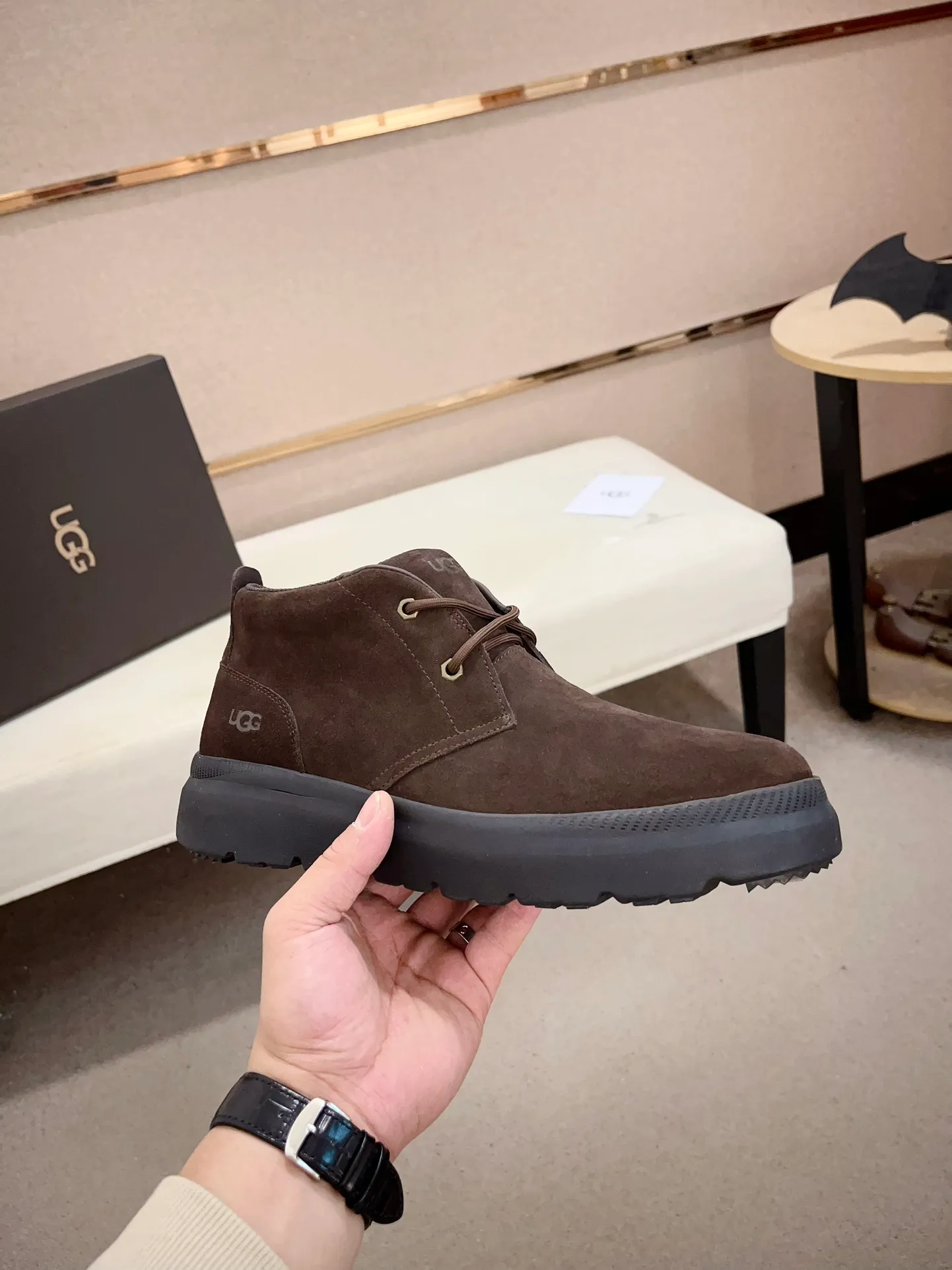 Men's shoes💰: 600💰(high-end goods) UGG❄️❄️Latest model 1:1⃣️quality, fabric: high-end quality first-layer cowhide imported from Europe. Lining: wool lining, sole: pure imported rubber foam outsole. ❤️High-end goods, fine workmanship, trendy and fashionable. The fit is very classy. If you know the goods, you will definitely not be able to refuse😍😍Code number: 41-45. Can be customized 46.47.